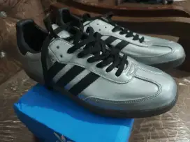 Sepatu Samba Silver