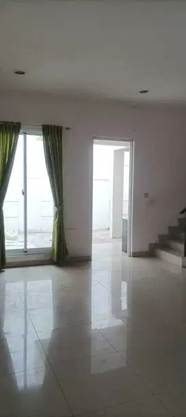 DISEWAKAN RUMAH GREEN LAKE CITY TANGERANG