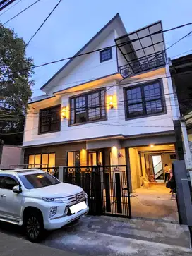 KOMP PONDOK BAMBU JAKTIM RUMAH MEWAH 3 LT AMERICAN COLONIAL STYLE S548