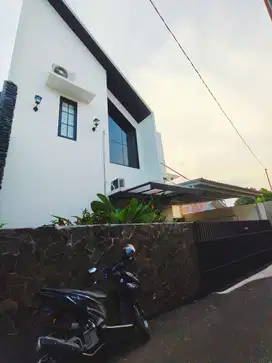 CIPAYUNG JAKARTA TIMUR RUMAH CANTIK DAN NYAMAN 2 LT BIKIN BETAH D05
