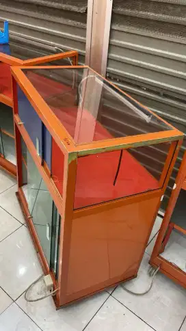 Etalase Bekas Toko Jam Tangan