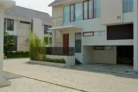 Dijual Rumah Minimalis Modern di Town House Dengan Swimming Pool