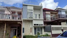 Rumah 2 Lantai Siap Huni di Lokasi Strategis, Nyaman & Bebas Banjir!