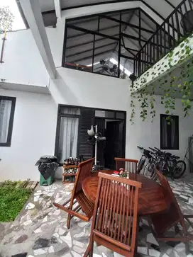 Rumah dijual cepat terawat lokasi super strategis di Ujungberung