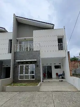 Rumah dua lantai modern ready unit dekat pintu tol Cibubur