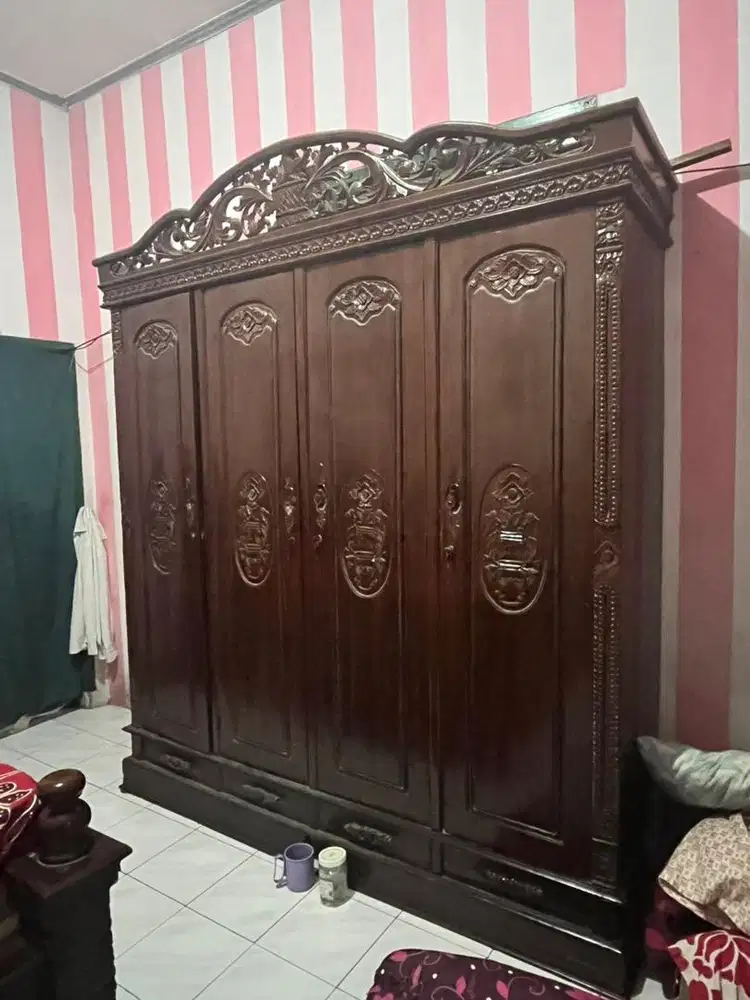 Dijual 1 set lemari, tempat tidur, dan meja rias
