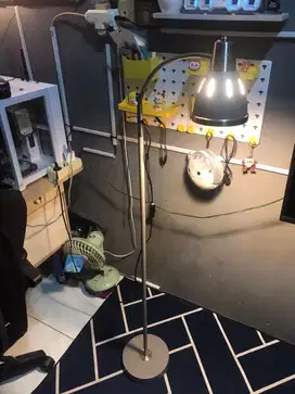 Lampu lantai informa
