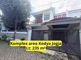 Rumah Dalam Kota dengan Tanah Luas 235 m² Kompleks Nyaman