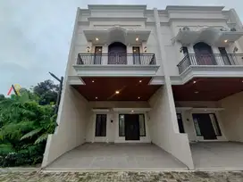 Rumah Mezzanine Siap Huni dalam Cluster Dekat Taman Tabebuya Jagakarsa