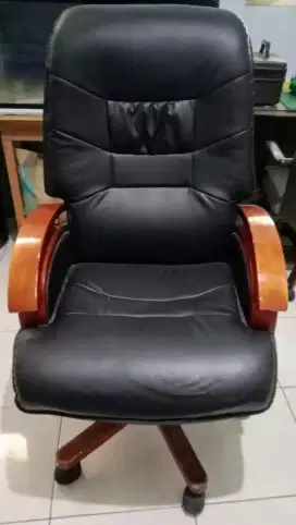 Kursi Direktur Mewah Like New Sit and Rest Reclaining