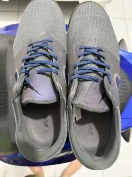 Sepatu nike biru size 47