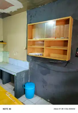 Meja kursi dan rak dinding