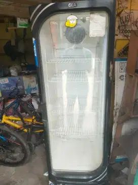 pendingin minuman dan frezer es batu
