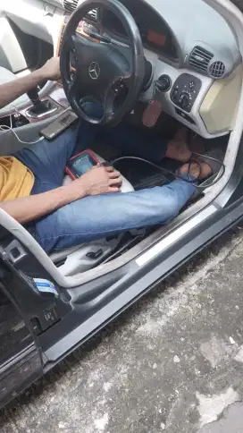 Montir bengkel mobil