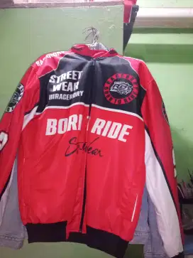 Jual jaket pria kondisi yg merah baru yg hitam bekas pake sekali