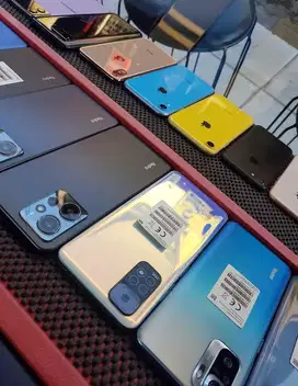 Karyawan jaga konter HP