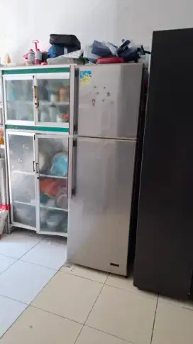 Kulkas 2 pintu merk sharp