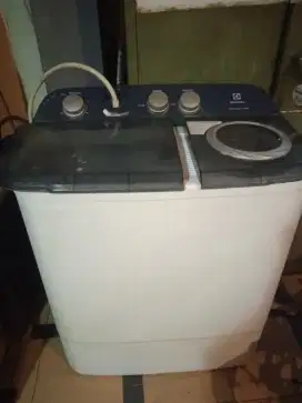 DIJUAL  mesin cuci dua tabung merk ELECTROLUX kapasitas 8,5 kg