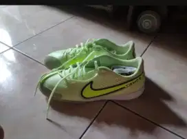 Sepatu futsal baru satu kali pakai udah bosen mahar aja no minus