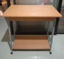 Meja buat taruh komputer