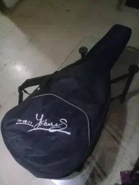 Tas gitar akustik siap pakai.
