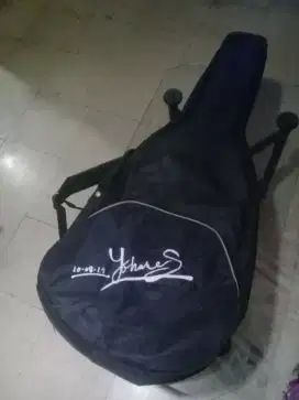 Tas gitar akustik siap pakai.