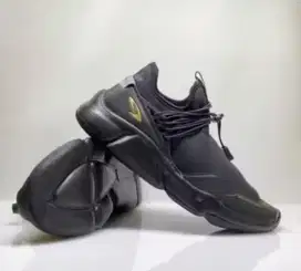 SEPATUUU RUNNING NINEETEEEN RYU SWIFT BLACK
