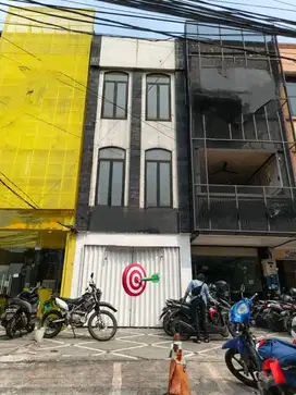 Disewakan ruko 3lt di jalan utama Tebet, Jaksel