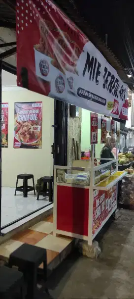 Lowongan Kerja Wanita Jaga Toko Mie Jebew Box Jagakarsa