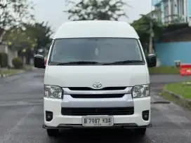 Hiace commuter MT 2023 Putih