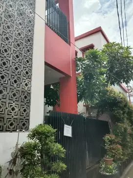 Rumah petakan masuk sedikit dalam gang