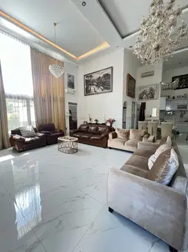 Rumah Cantik Siap Huni, Hoek, dan Full Furnished di Metland Transyogi,