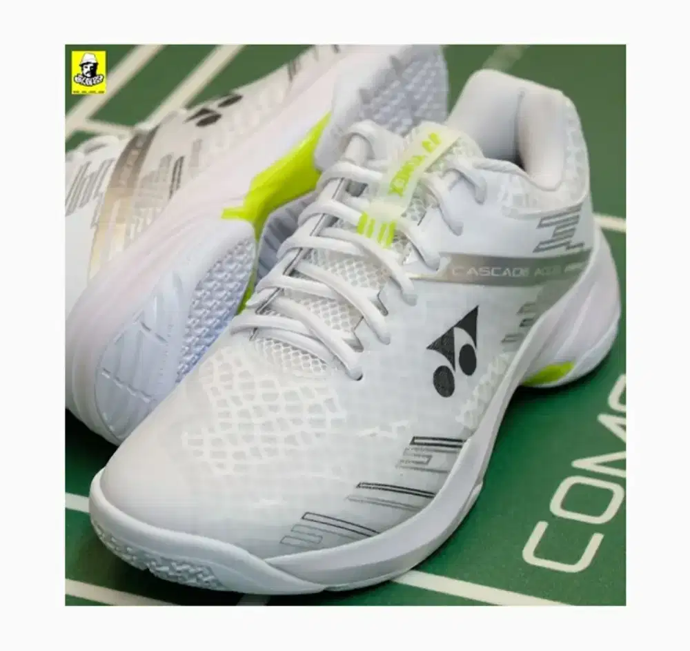 Sepatu yonex bulutangkis