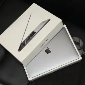 Macbook Pro Retina 2017 Fullset mulus laptop apple no minus