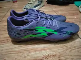 Sepatu bola specs