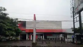 Disewakan gedung strategis parkir luas cocok buat showroom