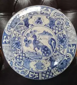 Piring Biru Putih Gambar Merak