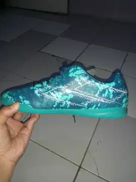 Sepatu futsal mills