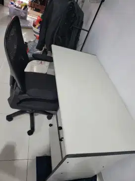 Meja Kerja dan Kursi