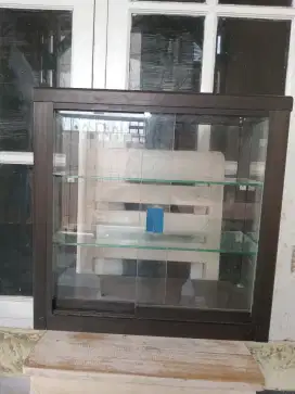 Etalase rokok atau makanan