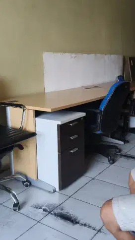 Meja kantor set laci dan kursi