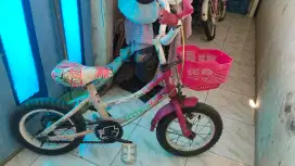 Di jual sepeda anak masih kokoh merk lupa.