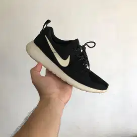 Nike Roshe Run Black 42