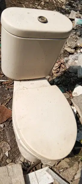 Kloset duduk bekas