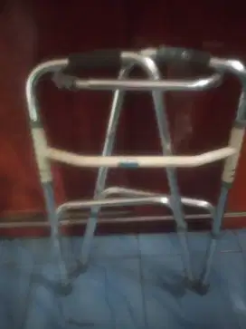 Tongkat atau alat bantu jalan