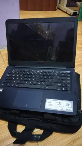 Laptop Asus E402W