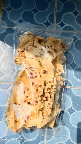 Rempeyek kacang tanah , udang rebon kriuk ,renyah dijamin sangat enak