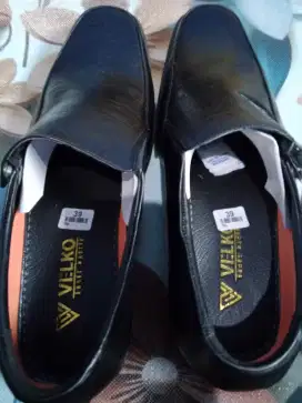 Sepatu pria warna item size 39 seperti size 42 pada umumnya