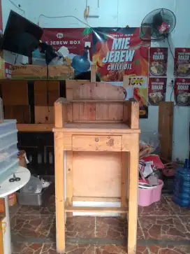 Meja kasir berdiri