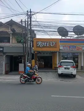 Disewakan ruko ramai dan strategis di lapangan tembak cibubur